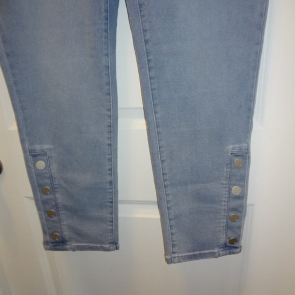 NWT-DG2 by Diane Gilman Light Blue Zipper Jeans with Front and Back Pockets - Picture 3 of 4